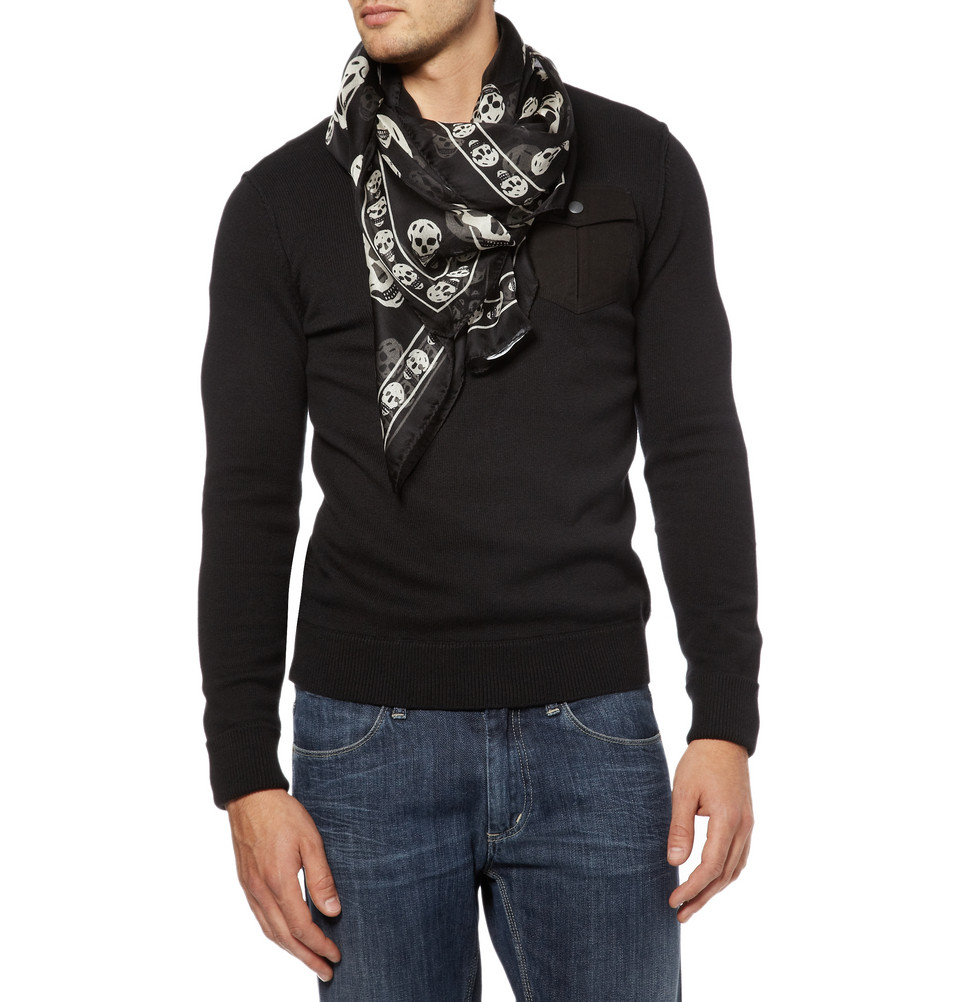 Scarfs for guys Product Features Wrap-around fleece scarf with tonal stitching and logo embroidered at one end.